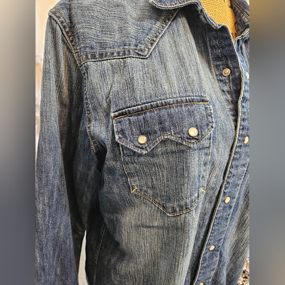 Men’s Levi Button-down Denim Shirt - Picture 11 of 16